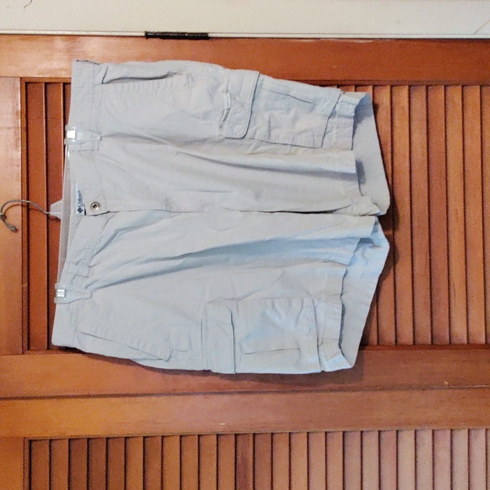 Columbia men's size 40 cream color cargo shorts